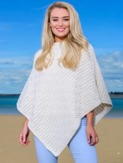 Hawthorn Pattern Aran Poncho -Modekleidung A841 natural white 43353.1638526115
