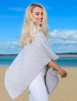 Hawthorn Pattern Aran Poncho -Modekleidung A841 silver marl side 60162.1638526128