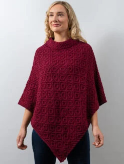 Hawthorn Pattern Aran Poncho -Modekleidung A841 Claret 52085.1673753204
