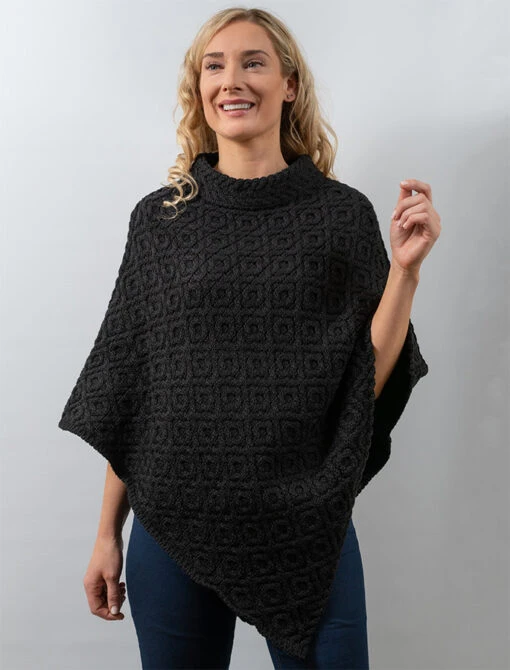Hawthorn Pattern Aran Poncho – Bild 15