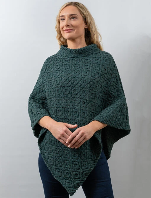 Hawthorn Pattern Aran Poncho – Bild 9