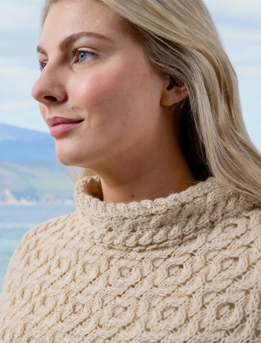 Hawthorn Pattern Aran Poncho -Modekleidung A841 Oatmeal Marl 2 11543.1673753203