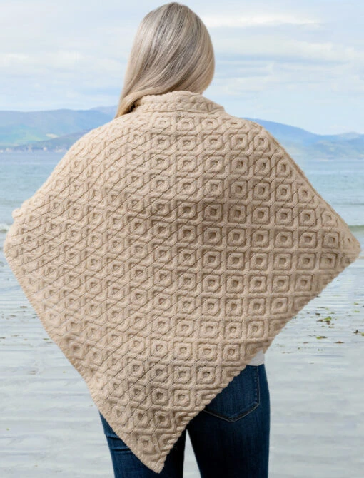 Hawthorn Pattern Aran Poncho – Bild 10
