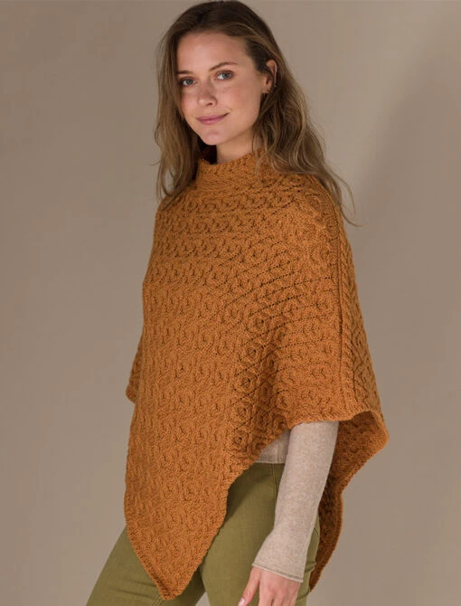 Hawthorn Pattern Aran Poncho – Bild 7