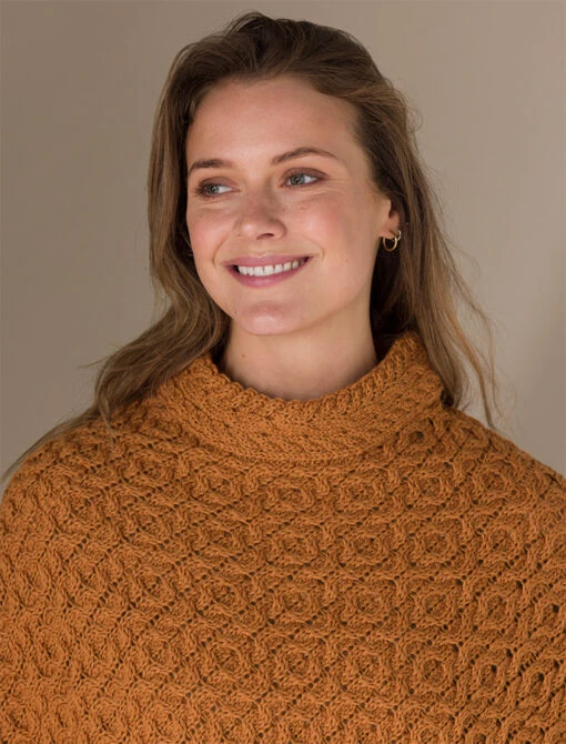 Hawthorn Pattern Aran Poncho – Bild 6