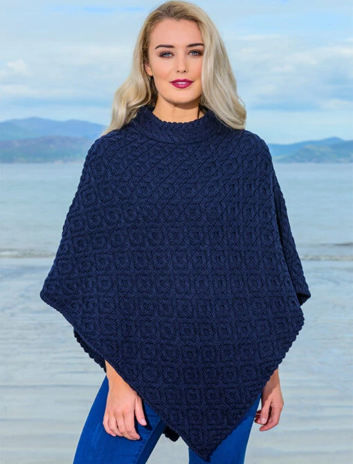 Hawthorn Pattern Aran Poncho – Bild 19