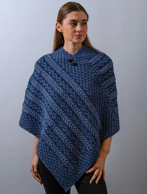 Plated Aran Poncho With Button Detail – Bild 12