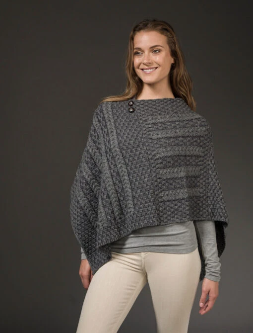 Plated Aran Poncho With Button Detail – Bild 2