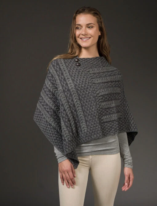 Plated Aran Poncho With Button Detail – Bild 13