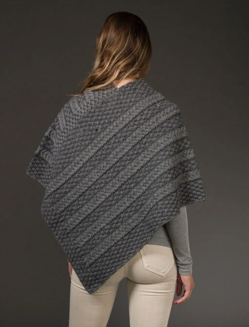 Plated Aran Poncho With Button Detail – Bild 14