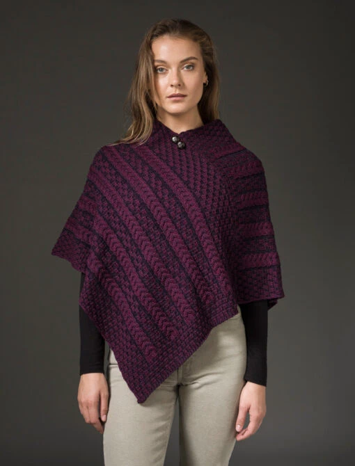 Plated Aran Poncho With Button Detail – Bild 9