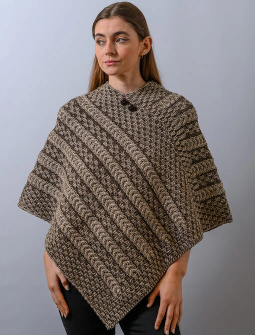 Plated Aran Poncho With Button Detail – Bild 16