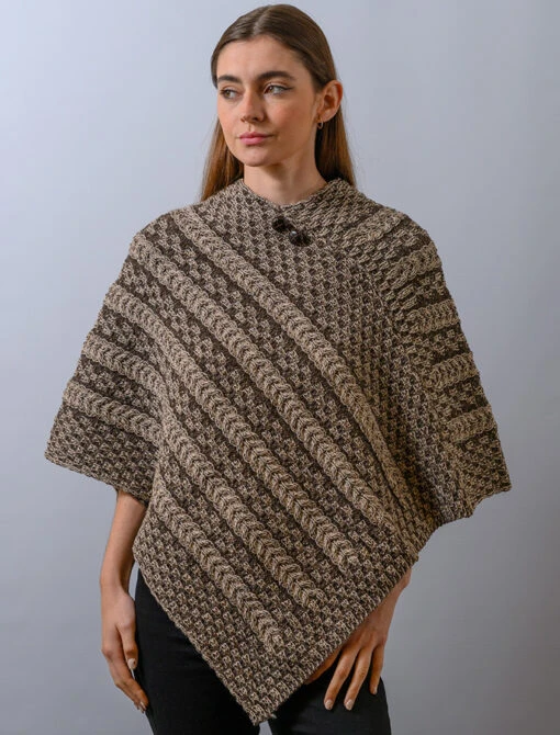 Plated Aran Poncho With Button Detail – Bild 3