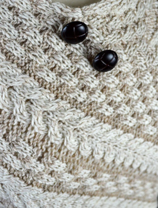 Plated Aran Poncho With Button Detail – Bild 7