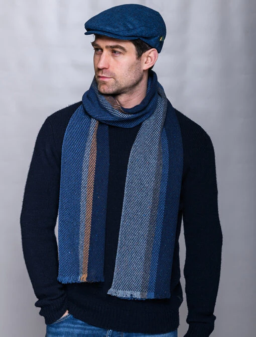 Soft Donegal Wool Scarf - Denim & Navy – Bild 2