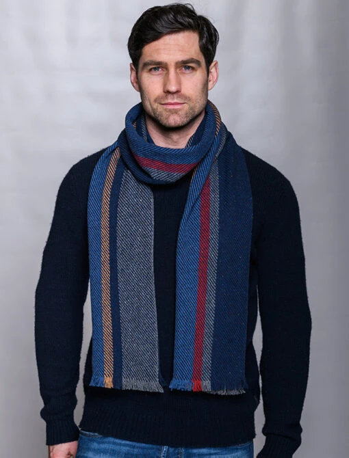 Soft Donegal Wool Scarf - Denim Red & Blue – Bild 3
