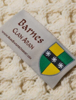 Barnes Clan Aran Throw -Modekleidung Shot 131 40920.1617378877