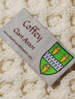 Coffey Clan Aran Poncho -Modekleidung Shot 150 27081.1614954041