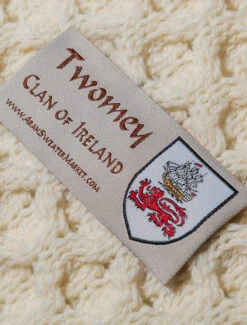 Twomey Clan Aran Poncho -Modekleidung Shot 289 51766.1615297750