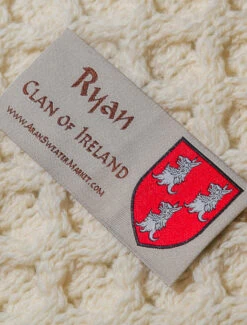 Ryan Clan Aran Poncho -Modekleidung Shot 318 98502.1718977101