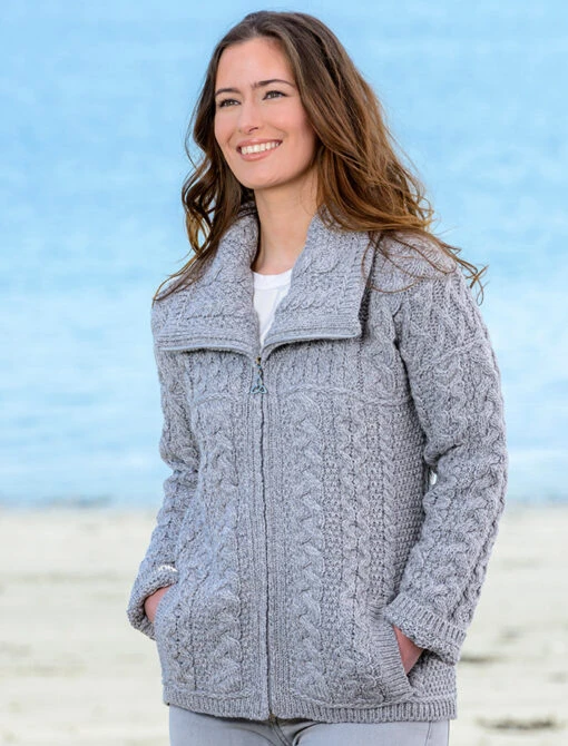 Double Collar Zip Merino Aran Cardigan – Bild 17